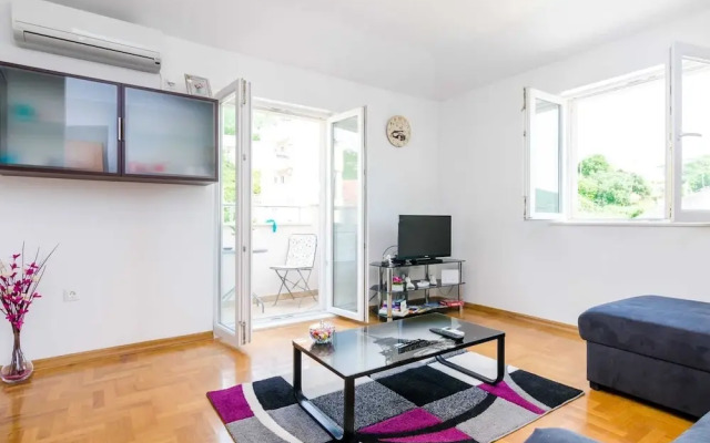 Ana Apartment - One Bedroom Apartment With Balcony