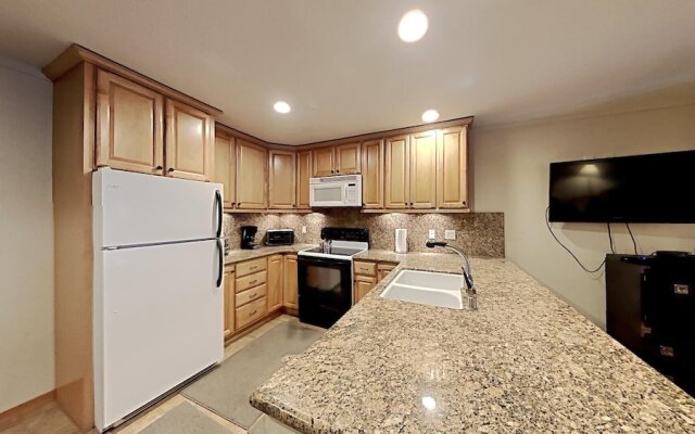 One Bedrooms At Snowbird Condos Slopeside - Free Wifi & Assigned Parking!
