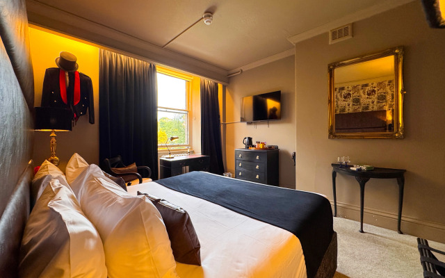 White Hart Hotel & Apartments