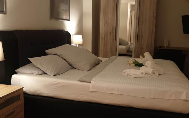 Apartment With Garden and City View