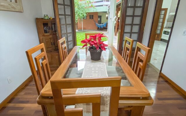 Casa confortável com churrasqueira na Granja Viana