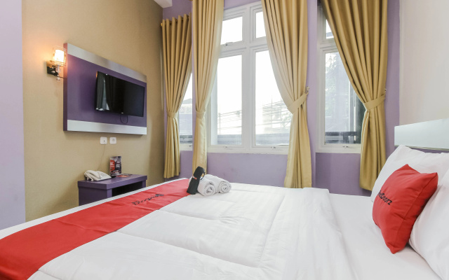 RedDoorz Plus near Stasiun Bekasi – Guest Rooms – Bekasi