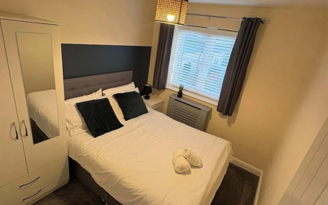 Spacious 3-bed House - Sleeps 8, Garden & Parking
