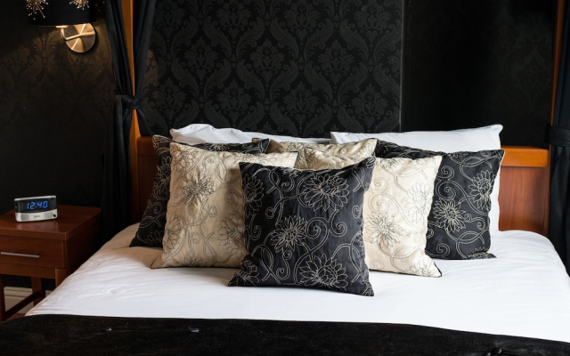 Thomas James Hotel