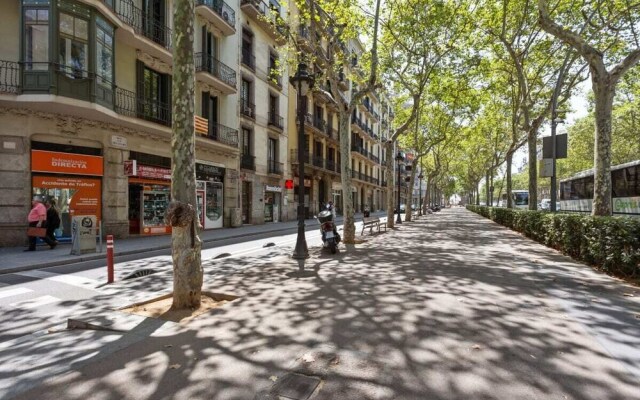 Designer 4 Bed Apt W Balcony Near Placa Catalunya