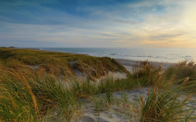 Nice Chalet with Fireplace near Oosterschelde