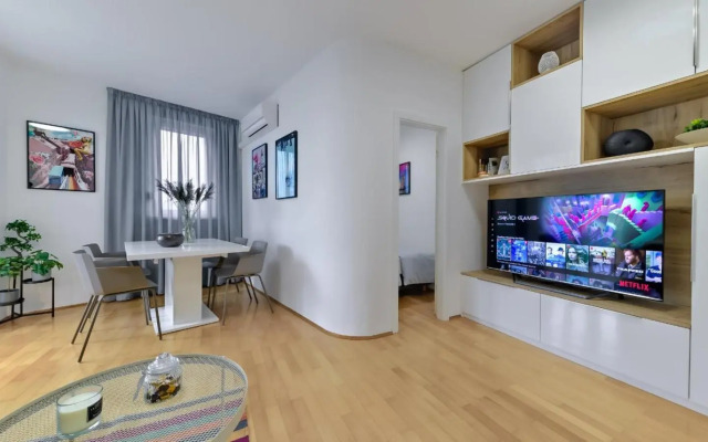 STYLISH Place with FREE Parking