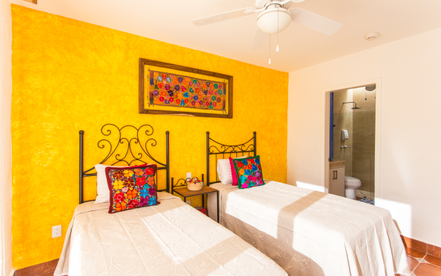 Casa Lotería -Pueblito Sayulita- Colorful, Family and Relax Experience with Private Parking and Pool