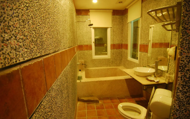 Ming-Jun Holiday Inn