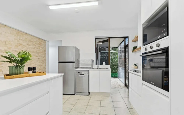 Rainforest Reef Retreat - Esplanade Ground-floor Apartment