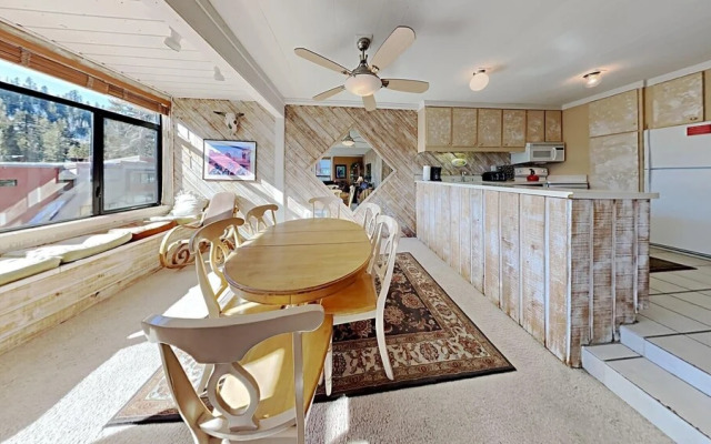 Slopeside 2 Bedroom Condo with 3 Hot Tubs, Sauna and Pool! Next To Canyon Lodge! by RedAwning