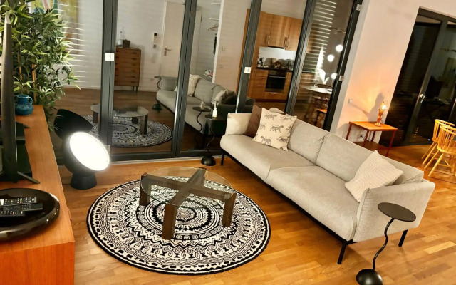 2 Bedroom Mauerpark-Apartment, Berlin Mitte View calendar