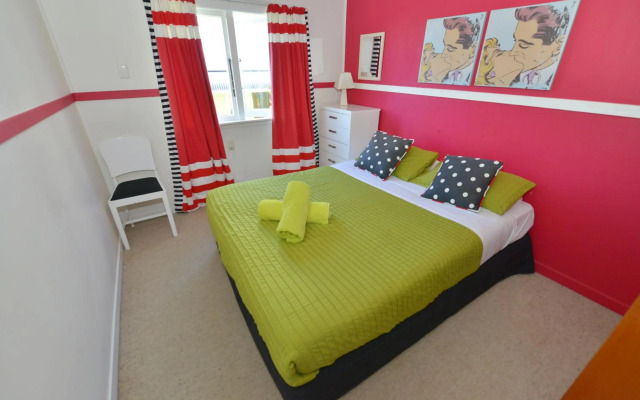 Ducks & Drakes Boutique Motel & Backpackers