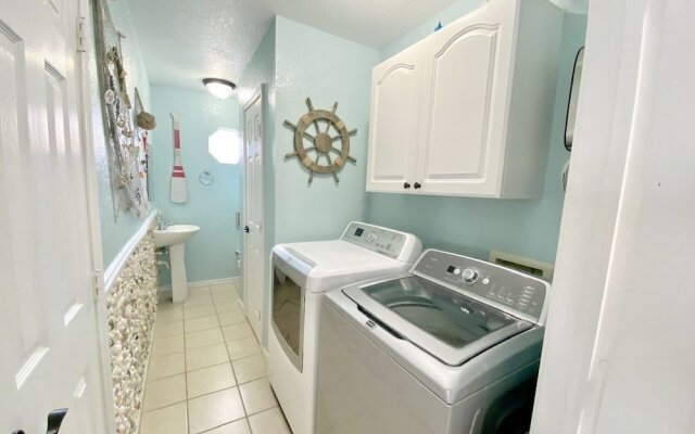 Always Sunny 3 Bedroom Home by RedAwning