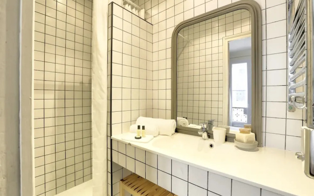 Classy and Cosy 1-bedroom Ensuite, 2min Walk From Cadet Metro