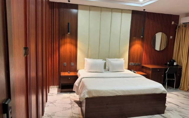 Four Crowns Serviced Apartment