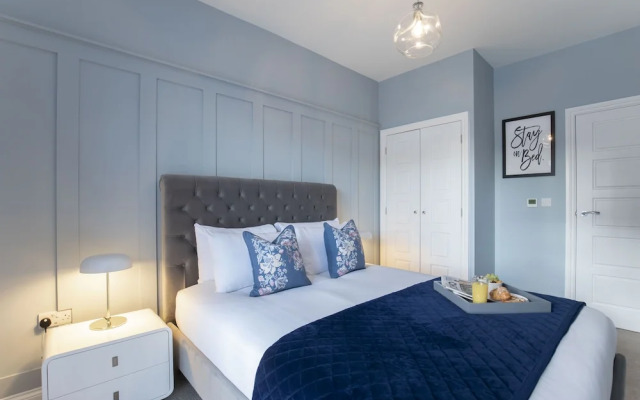 Elliot Oliver - Luxurious Two Bedroom Apartment in The Docks