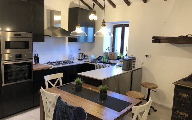 Fosdinovo 5-bed Villa- a Tranquil Retreat