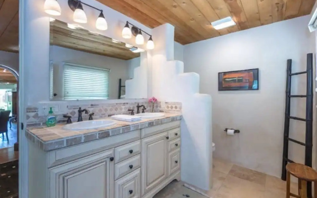 La Luz - Luxurious East Side Adobe With Hot Tub and Kiva Fireplace, Walk Everywhere