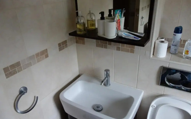 NEW Cosy 2 Bedroom Flat on Englefield Green
