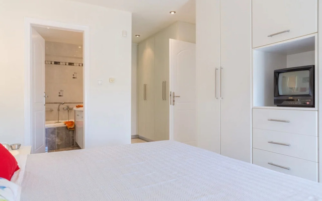 Bright & Spacious two-floor Family Garden Home