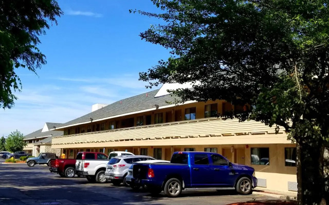 Days Inn & Suites by Wyndham Monroe