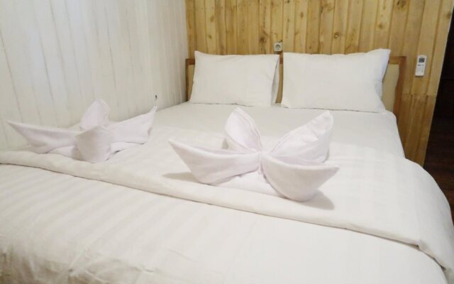 Phinisi Hostel Bira