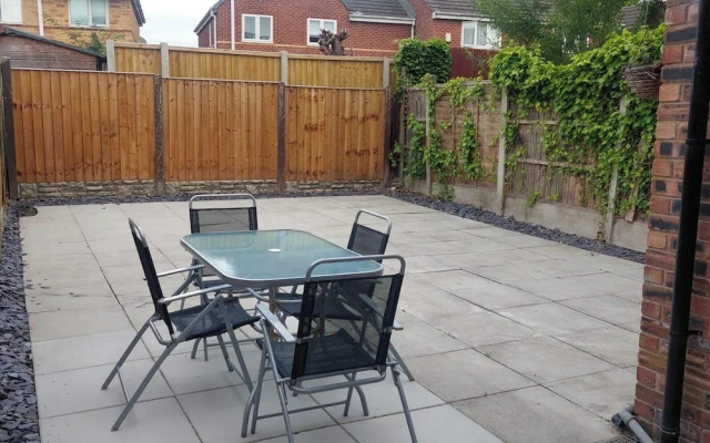 Knotty Ash - 3 Beds - Sleeps 6 - On-site Parking