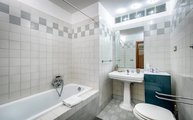 YiD elegant near tramvia