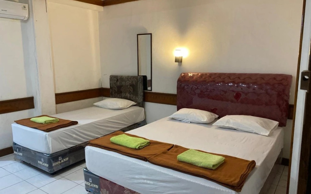 RedDoorz @ Hotel Ermashita Jayapura – Guest Rooms – Jayapura
