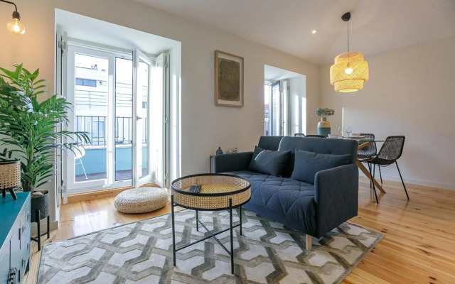 LovelyStay - Downtown Studio with Pool, AC and Balcony