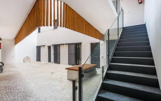 Pop Art, 2BD ground Central Apartment