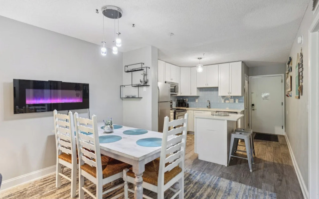 Seaside Bliss Retreat Coastal Condo for 6