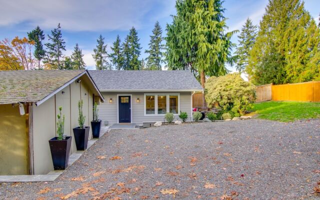 Modern Vacation Rental in Kirkland w/ Backyard!