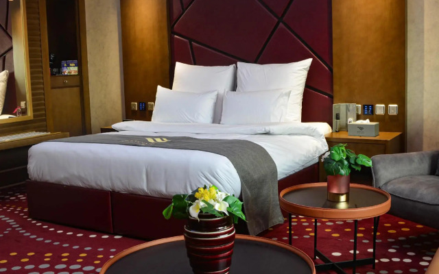 Redwaves Hotel