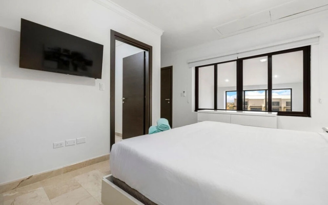 2BR Condo 5 Location w Amazingviews Pool GYM