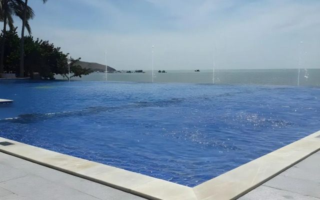 Hon Rom Central Beach Resort