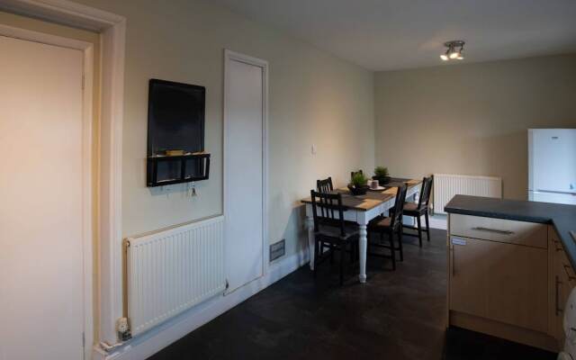 Modern Holiday Home in Bristol with Hot Tub