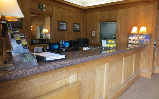 Cow Hollow Inn & Suites