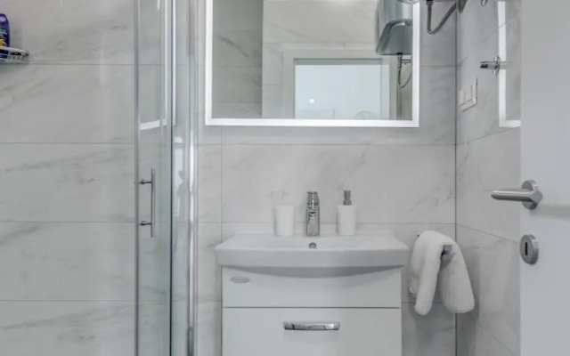 Spacious Modern Apartment Miljak - 1min to the beach