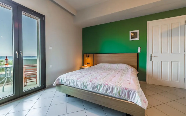 Tropical Hotel B