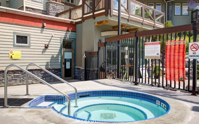Modern Nordic 2 Bedroom Mountain View Condo