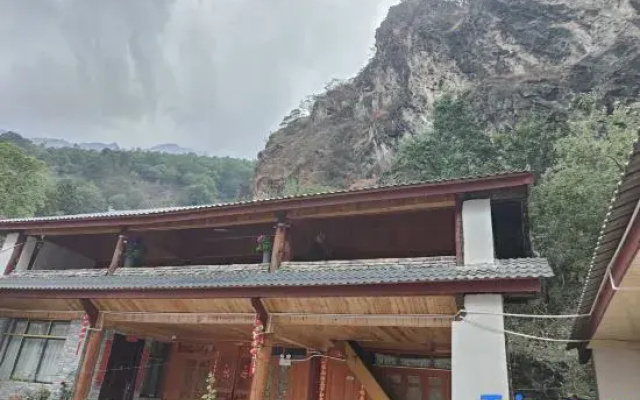 Leaning against the small courtyard on the hill