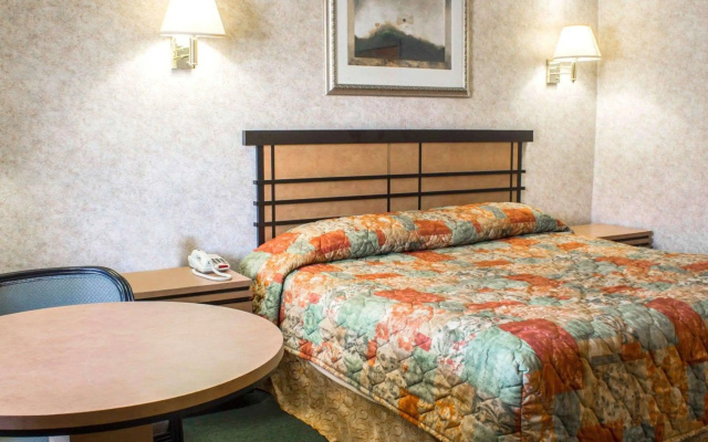 Econo Lodge Inn & Suites Colonie Center Mall