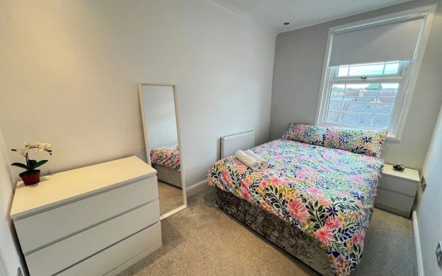 3 Bedroom House in London - Private Garage - Wi-fi