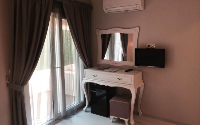 Erythros Boutique Hotel