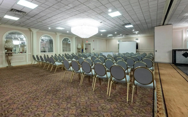 Red Roof Inn PLUS+ Newark Liberty Airport - Carteret