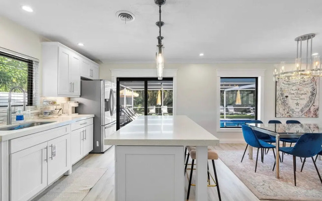 Coastal Retreat Stylish 4 BDR w/ Private Pool!