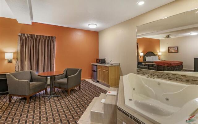 Econo Lodge & Suites Granite City