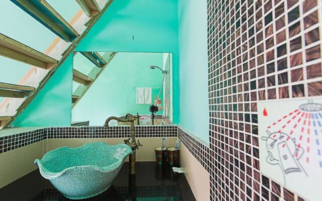 Lingyin Ferry Youth Hostel